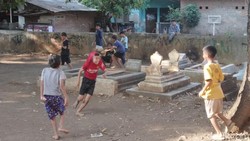 Minimnya RTH Bikin Anak-anak Kota Cirebon Bermain di Kuburan-Bandar Udara
