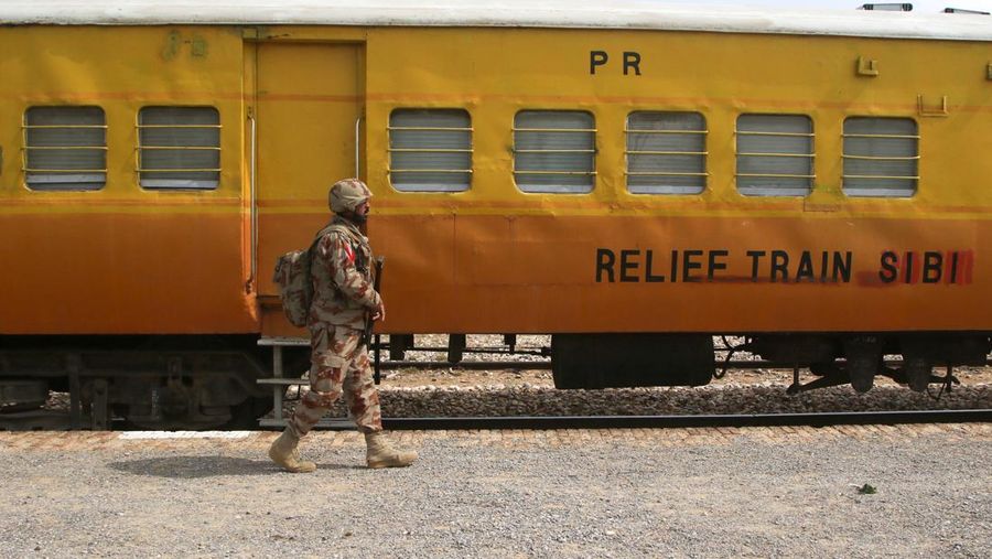 Seorang tentara Angkatan Darat Pakistan berjaga di samping kereta penyelamat, setelah serangan terhadap kereta oleh militan separatis di Bolan, di stasiun kereta api di Mushkaf, Balochistan, Pakistan, 12 Maret 2025. (REUTERS/Naseer Ahmed)