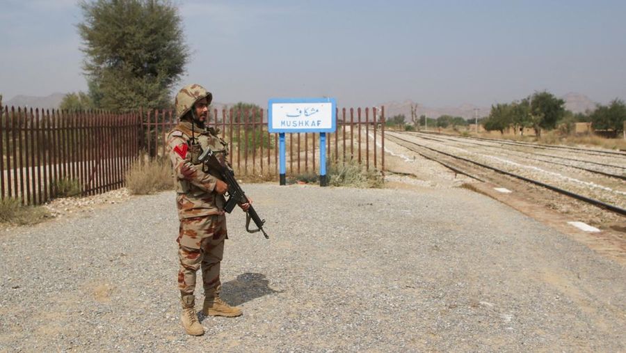 Seorang tentara Angkatan Darat Pakistan berjaga di samping kereta penyelamat, setelah serangan terhadap kereta oleh militan separatis di Bolan, di stasiun kereta api di Mushkaf, Balochistan, Pakistan, 12 Maret 2025. (REUTERS/Naseer Ahmed)