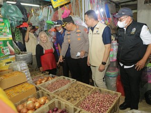 Sidak Pasar Wonokromo, Polisi Temukan Kecurangan Volume Minyak Goreng