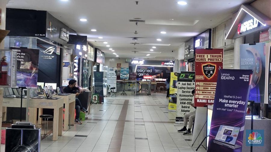 Situasi toko HP di pusat perbelanjaan Mal Ambasador, Rabu (12/3/2025). (CNBC Indonesia/Intan Rakhmayanti)