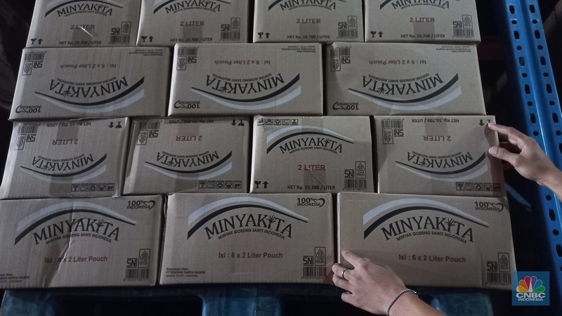 Tim Satgas Polri dan Kementerian Perdagangan (Kemendag) RI melakukan sidak atau inspeksi mendadak ke pabrik yang memproduksi Minyakita di PT Binamas Karya Fausta Kawasan Pergudangan Cakung Cilincing, Jakarta Utara, Rabu, (12/3/2025). (CNBC Indonesia/Muhammad Sabki) Tim Satgas Polri dan Kementerian Perdagangan (Kemendag) RI melakukan sidak atau inspeksi mendadak ke pabrik yang memproduksi Minyakita di PT Binamas Karya Fausta Kawasan Pergudangan Cakung Cilincing, Jakarta Utara, Rabu, (12/3/2025). (CNBC Indonesia/Muhammad Sabki)