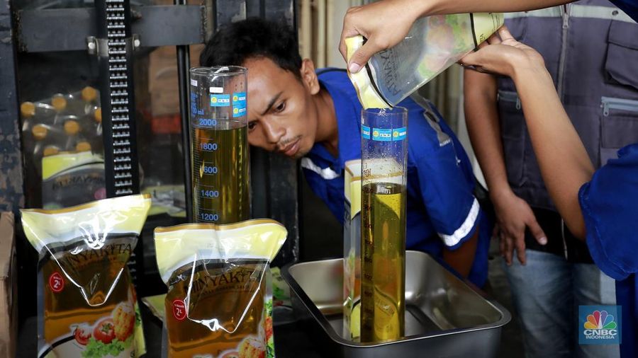 Tim Satgas Polri dan Kementerian Perdagangan (Kemendag) RI melakukan sidak atau inspeksi mendadak ke pabrik yang memproduksi Minyakita di PT Binamas Karya Fausta Kawasan Pergudangan Cakung Cilincing, Jakarta Utara, Rabu, (12/3/2025). (CNBC Indonesia/Muhammad Sabki)