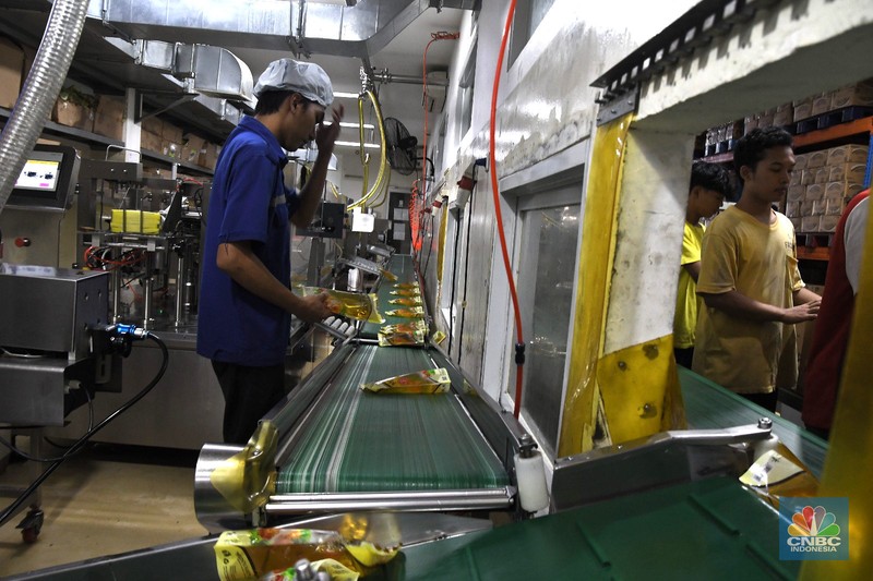 Tim Satgas Polri dan Kementerian Perdagangan (Kemendag) RI melakukan sidak atau inspeksi mendadak ke pabrik yang memproduksi Minyakita di PT Binamas Karya Fausta Kawasan Pergudangan Cakung Cilincing, Jakarta Utara, Rabu, (12/3/2025). (CNBC Indonesia/Muhammad Sabki) Tim Satgas Polri dan Kementerian Perdagangan (Kemendag) RI melakukan sidak atau inspeksi mendadak ke pabrik yang memproduksi Minyakita di PT Binamas Karya Fausta Kawasan Pergudangan Cakung Cilincing, Jakarta Utara, Rabu, (12/3/2025). (CNBC Indonesia/Muhammad Sabki)