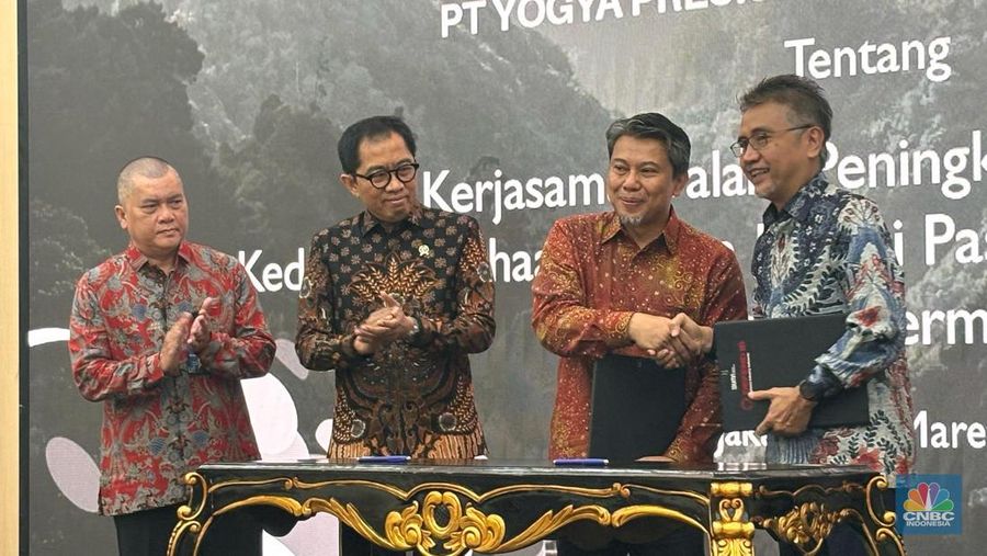 Wakil Menteri Perindustrian (Wamenperin) Faisol Riza menyaksikan penandatanganan kerja sama Framework Agreement antara PT Dirgantara Indonesia (PTDI) dengan PT Yogya Presisi Teknikatama Industri (PT YPTI), di Gedung Kementerian Perindustrian, Jakarta, Rabu, (12/3/2025). (CNBC Indonesia/Mentari Puspadini)