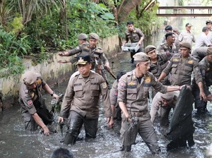 Bereskan Tumpukan Sampah, Walkot Depok Nyebur ke Kali Cabang Timur