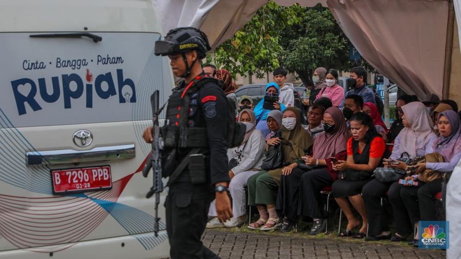 Warga menukarkan uang melalui mobil kas keliling di Lapangan Parakir Masjid At-Tin, Jakarta, Rabu (12/3/2025). (CNBC Indonesia/Faisal Rahman)