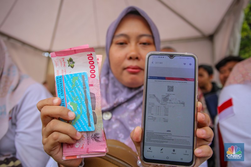 Warga menukarkan uang melalui mobil kas keliling di Lapangan Parakir Masjid At-Tin, Jakarta, Rabu (12/3/2025). Warga menukarkan uang melalui mobil kas keliling di Lapangan Parakir Masjid At-Tin, Jakarta, Rabu (12/3/2025). (CNBC Indonesia/Faisal Rahman)