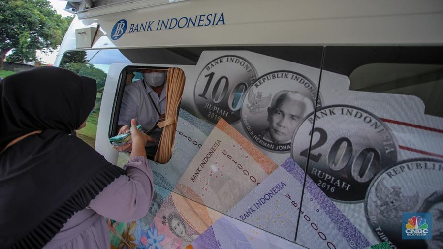 Warga menukarkan uang melalui mobil kas keliling di Lapangan Parakir Masjid At-Tin, Jakarta, Rabu (12/3/2025). (CNBC Indonesia/Faisal Rahman)