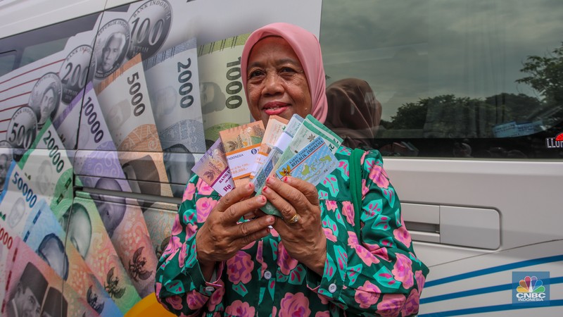 Warga menukarkan uang melalui mobil kas keliling di Lapangan Parakir Masjid At-Tin, Jakarta, Rabu (12/3/2025). Warga menukarkan uang melalui mobil kas keliling di Lapangan Parakir Masjid At-Tin, Jakarta, Rabu (12/3/2025). (CNBC Indonesia/Faisal Rahman)