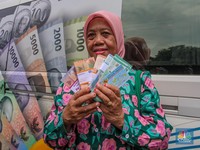 Ramai-Ramai Warga Serbu Penukaran Uang di Mobil Kas Keliling BI