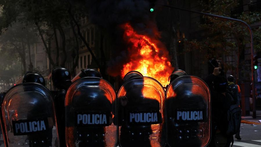 Penggemar sepak bola bergabung dalam protes mingguan para pensiunan terhadap kebijakan penyesuaian Presiden Argentina Javier Milei, oleh Kongres Nasional di Buenos Aires, Argentina 12 Maret 2025. (REUTERS/Agustin Marcarian)