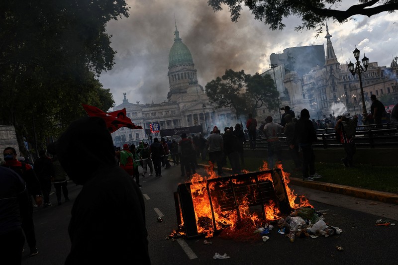 Penggemar sepak bola bergabung dalam protes mingguan para pensiunan terhadap kebijakan penyesuaian Presiden Argentina Javier Milei, oleh Kongres Nasional di Buenos Aires, Argentina 12 Maret 2025. (REUTERS/Agustin Marcarian)