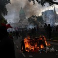 Potret Ibu Kota Chaos! Suporter Bola & Pensiunan Bentrok dengan Polisi