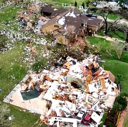 Tornado Terjang Florida, Atap Terbang-Truk Gandeng Terbalik