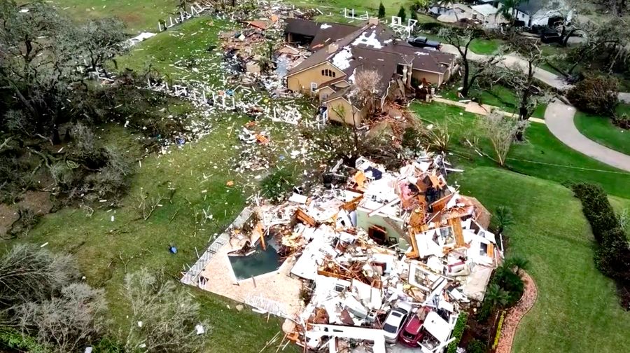 Dari gambar udara yang diambil pada hari Senin (10 Maret) menangkap pemandangan rumah-rumah yang rata dengan tanah, pohon-pohon tumbang dan puing-puing berserakan di jalan-jalan setelah tornado yang melanda Seminole County, Florida pada Senin pagi. (Tangkapan Layar Video Reuters/SEMINOLE COUNTY FIRE DEPARTMENT/TMX)