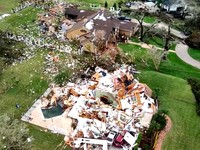 Tornado Terjang Florida, Atap Terbang-Truk Gandeng Terbalik