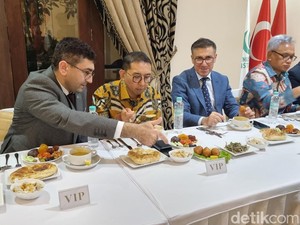 Dubes Turki Buka Puasa Bersama Fadli Zon, Kenalkan Takjil Ramazan Pide-Hurma