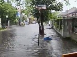 Hujan Deras Sebabkan Sejumlah Ruas Jalan Kota Malang Jadi Waterpark Dadakan