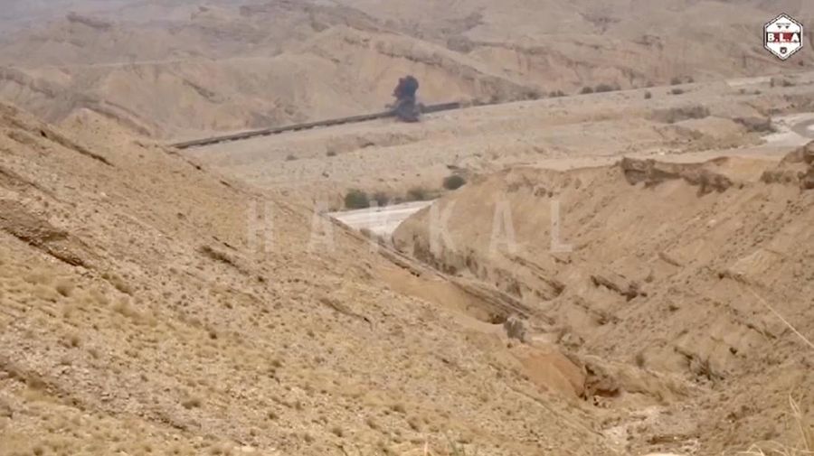 Gumpalan asap mengepul dari ledakan di samping kereta yang sedang melaju selama serangan oleh militan separatis di dekat Mashkaf, Pakistan, 11 Maret 2025. (Hakkal Media/Handout via REUTERS)