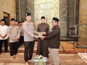 Kapolres Lamongan Tarawih dan Serahkan Mushaf Al-Quran di Masjid Namira