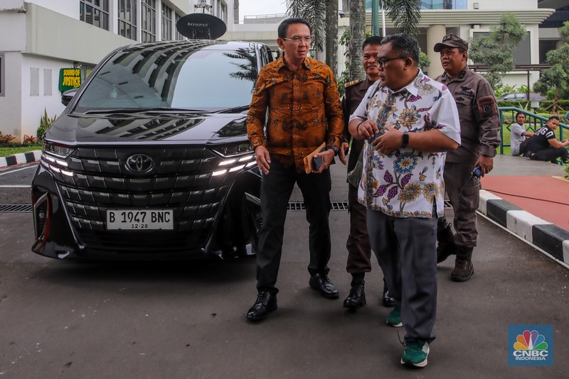 Mantan Komisaris Utama Pertamina Basuki Tjahja Purnama alias Ahok tiba di Kejaksaan Agung (Kejagung), Jakarta, Kamis (13/3/2025). (վ/Faisal Rahman)