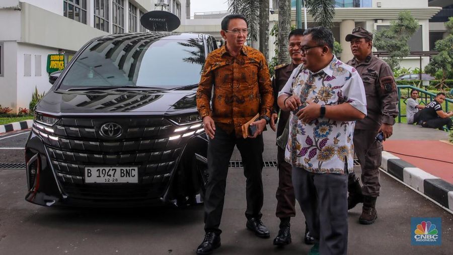 Mantan Komisaris Utama Pertamina Basuki Tjahja Purnama alias Ahok tiba di Kejaksaan Agung (Kejagung), Jakarta, Kamis (13/3/2025). (CNBC Indonesia/Faisal Rahman)