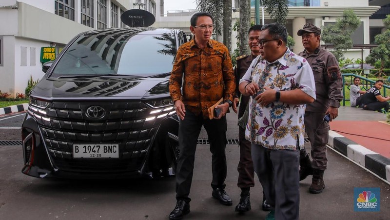 Mantan Komisaris Utama Pertamina Basuki Tjahja Purnama alias Ahok tiba di Kejaksaan Agung (Kejagung), Jakarta, Kamis (13/3/2025). (վ/Faisal Rahman)