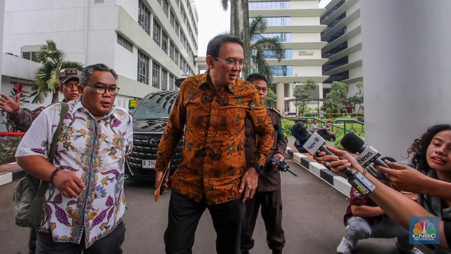 Mantan Komisaris Utama Pertamina Basuki Tjahja Purnama alias Ahok tiba di Kejaksaan Agung (Kejagung), Jakarta, Kamis (13/3/2025). (CNBC Indonesia/Faisal Rahman)