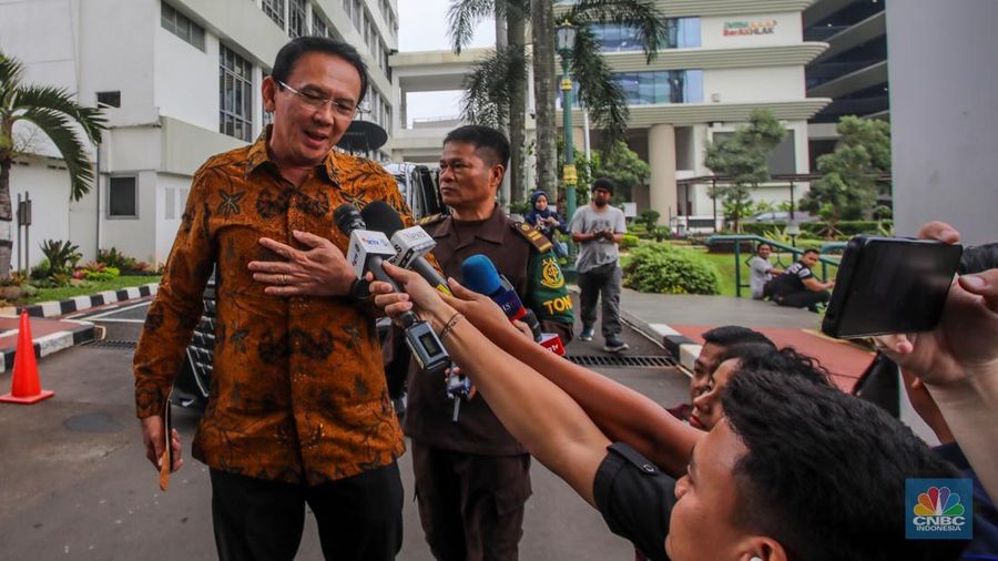 Mantan Komisaris Utama Pertamina Basuki Tjahja Purnama alias Ahok tiba di Kejaksaan Agung (Kejagung), Jakarta, Kamis (13/3/2025). (CNBC Indonesia/Faisal Rahman)