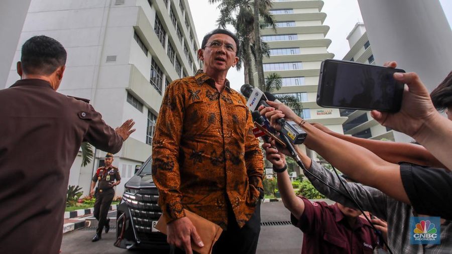 Mantan Komisaris Utama Pertamina Basuki Tjahja Purnama alias Ahok tiba di Kejaksaan Agung (Kejagung), Jakarta, Kamis (13/3/2025). (CNBC Indonesia/Faisal Rahman)