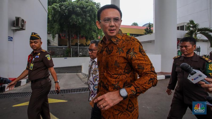 Mantan Komisaris Utama Pertamina Basuki Tjahja Purnama alias Ahok tiba di Kejaksaan Agung (Kejagung), Jakarta, Kamis (13/3/2025). (CNBC Indonesia/Faisal Rahman)