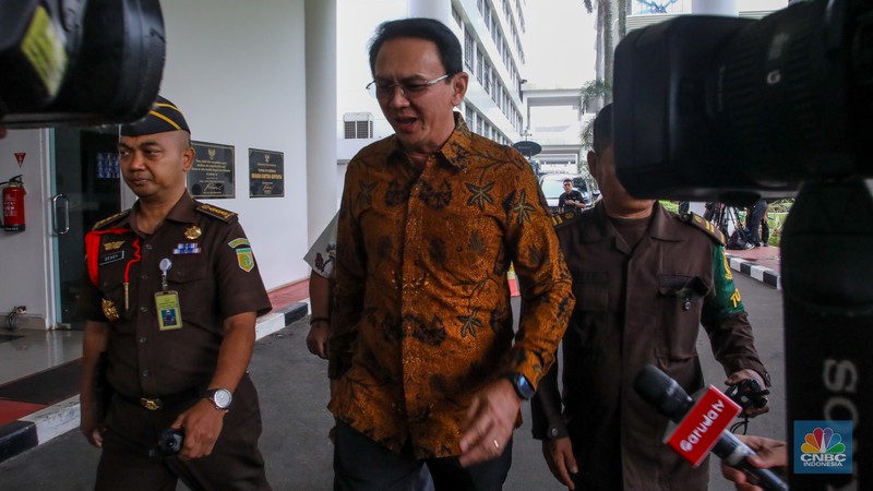 Mantan Komisaris Utama Pertamina Basuki Tjahja Purnama alias Ahok tiba di Kejaksaan Agung (Kejagung), Jakarta, Kamis (13/3/2025). Mantan Komisaris Utama Pertamina Basuki Tjahja Purnama alias Ahok tiba di Kejaksaan Agung (Kejagung), Jakarta, Kamis (13/3/2025). (վ/Faisal Rahman)