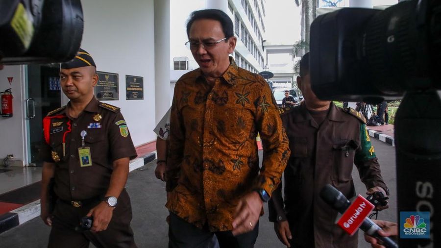 Mantan Komisaris Utama Pertamina Basuki Tjahja Purnama alias Ahok tiba di Kejaksaan Agung (Kejagung), Jakarta, Kamis (13/3/2025). (CNBC Indonesia/Faisal Rahman)