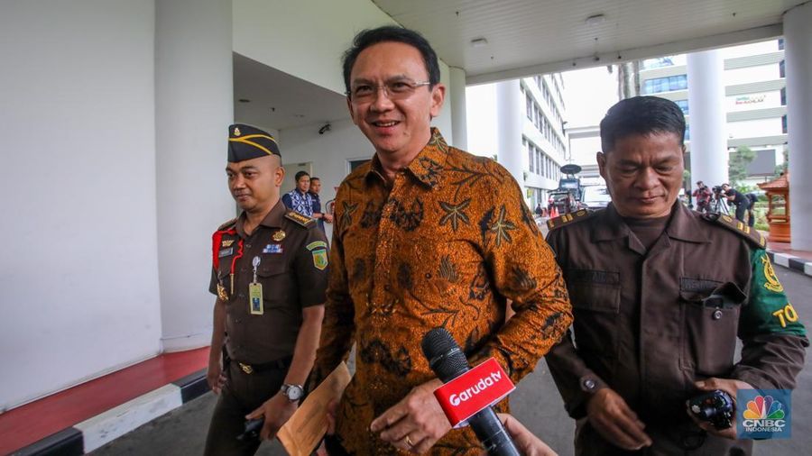 Mantan Komisaris Utama Pertamina Basuki Tjahja Purnama alias Ahok tiba di Kejaksaan Agung (Kejagung), Jakarta, Kamis (13/3/2025). (CNBC Indonesia/Faisal Rahman)