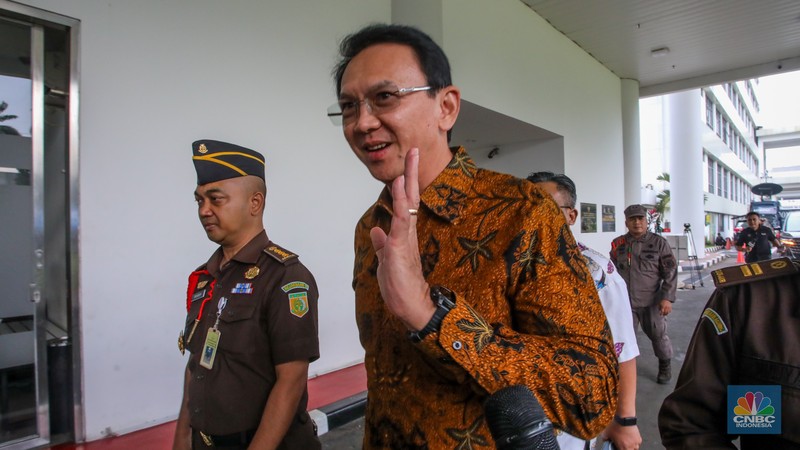 Mantan Komisaris Utama Pertamina Basuki Tjahja Purnama alias Ahok tiba di Kejaksaan Agung (Kejagung), Jakarta, Kamis (13/3/2025). (վ/Faisal Rahman)
