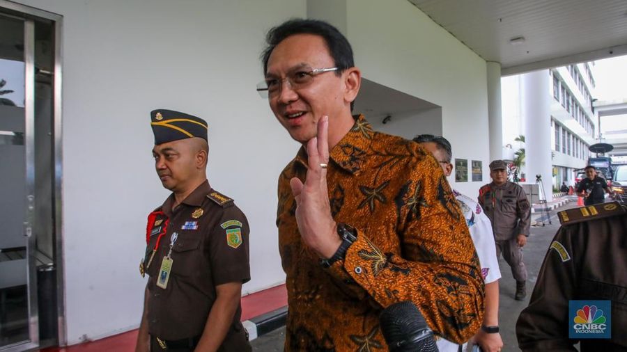 Mantan Komisaris Utama Pertamina Basuki Tjahja Purnama alias Ahok tiba di Kejaksaan Agung (Kejagung), Jakarta, Kamis (13/3/2025). (CNBC Indonesia/Faisal Rahman)