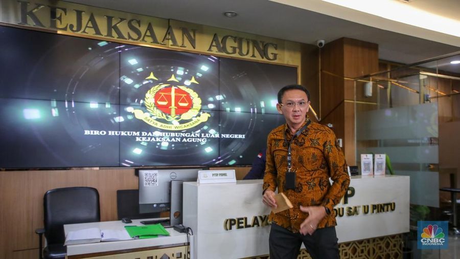 Mantan Komisaris Utama Pertamina Basuki Tjahja Purnama alias Ahok tiba di Kejaksaan Agung (Kejagung), Jakarta, Kamis (13/3/2025). (CNBC Indonesia/Faisal Rahman)