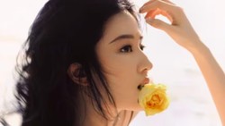 Aktris Cantik Liu Yifei Viral Digosipkan Pacaran dengan Direktur Huawei