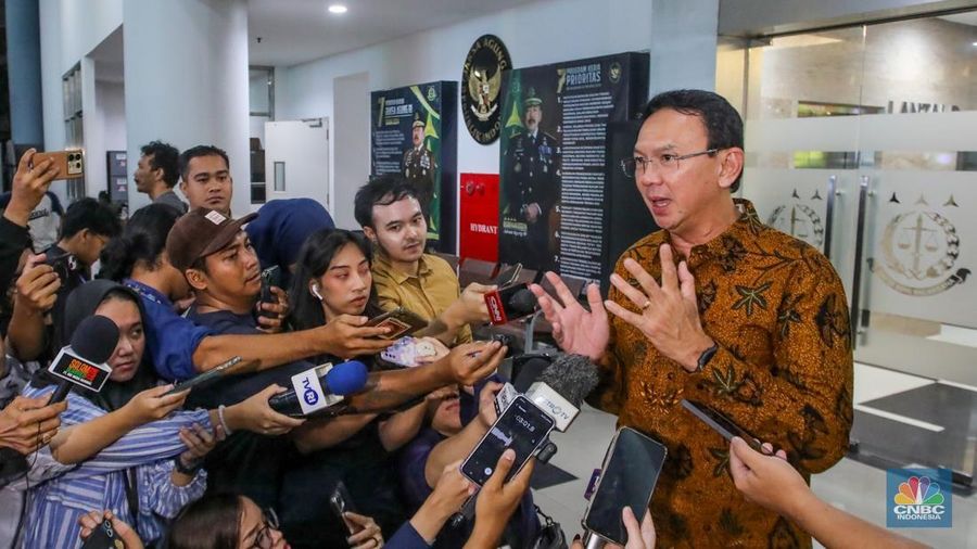 Mantan Komisaris Utama PT Pertamina, Basuki Tjahaja Purnama alias Ahok memberikan keterangan usai menjalani pemeriksaan sebagai saksi di Kejaksaan Agung (Kejagung), Jakarta, Kamis (13/3/2025). (CNBC Indonesia/Faisal Rahman)