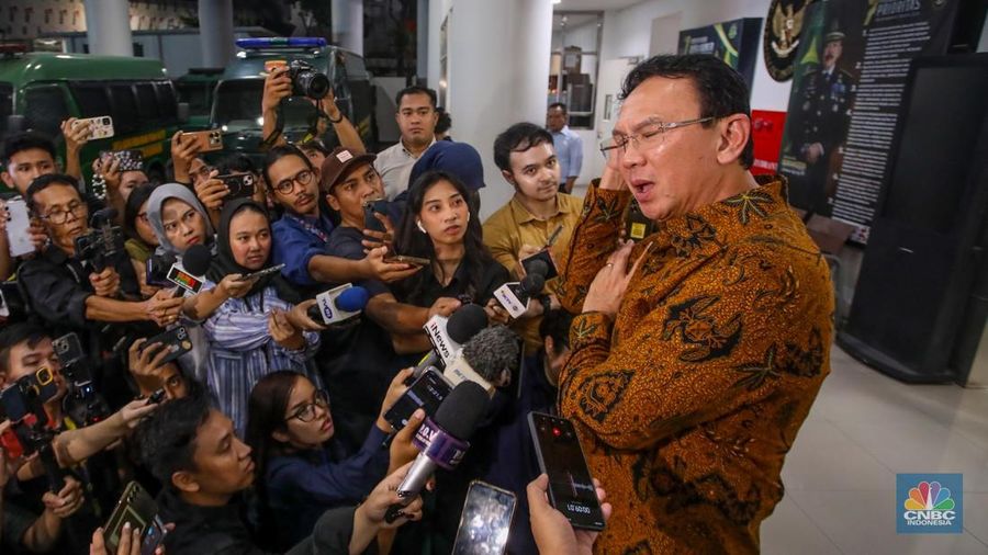 Mantan Komisaris Utama Pertamina Basuki Tjahja Purnama alias Ahok usai menjalani pemeriksaan sebagai saksi di Kejaksaan Agung (Kejagung), Jakarta, Kamis (13/3/2025). (CNBC Indonesia/Faisal Rahman)