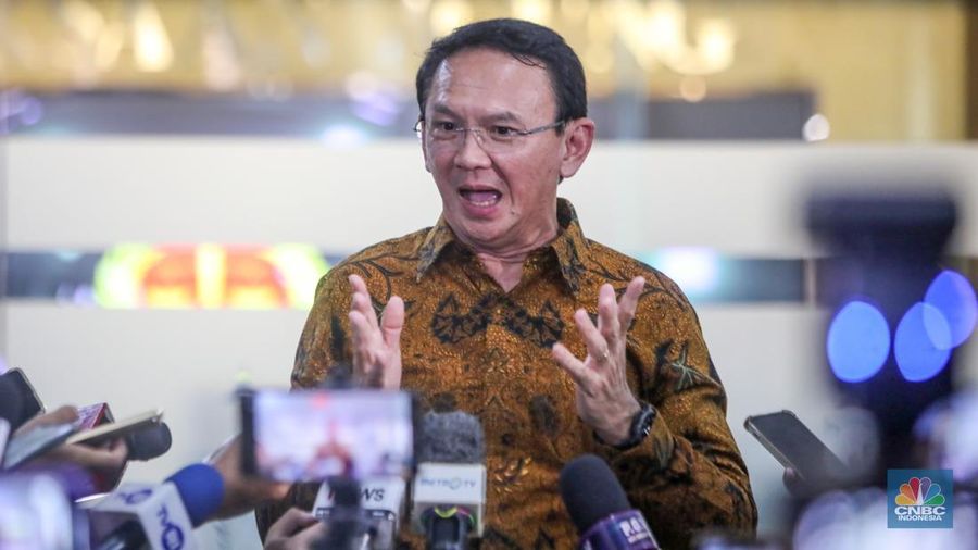 Mantan Komisaris Utama PT Pertamina, Basuki Tjahaja Purnama alias Ahok memberikan keterangan usai menjalani pemeriksaan sebagai saksi di Kejaksaan Agung (Kejagung), Jakarta, Kamis (13/3/2025). (CNBC Indonesia/Faisal Rahman)