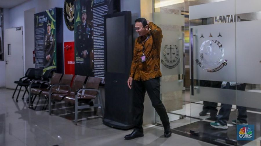 Mantan Komisaris Utama PT Pertamina, Basuki Tjahaja Purnama alias Ahok memberikan keterangan usai menjalani pemeriksaan sebagai saksi di Kejaksaan Agung (Kejagung), Jakarta, Kamis (13/3/2025). (CNBC Indonesia/Faisal Rahman)