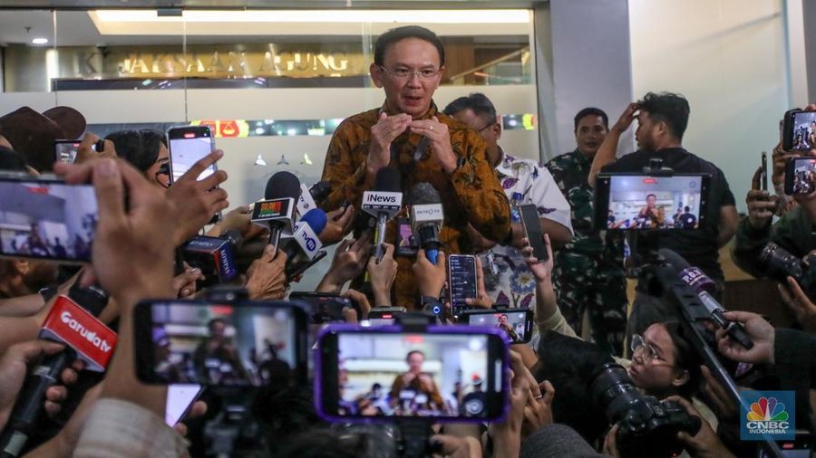 Mantan Komisaris Utama PT Pertamina, Basuki Tjahaja Purnama alias Ahok memberikan keterangan usai menjalani pemeriksaan sebagai saksi di Kejaksaan Agung (Kejagung), Jakarta, Kamis (13/3/2025). (CNBC Indonesia/Faisal Rahman)