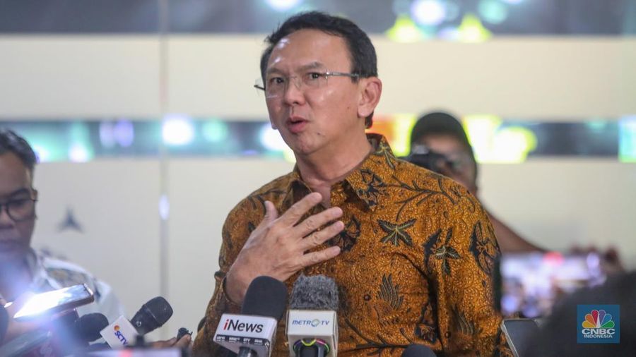 Mantan Komisaris Utama PT Pertamina, Basuki Tjahaja Purnama alias Ahok memberikan keterangan usai menjalani pemeriksaan sebagai saksi di Kejaksaan Agung (Kejagung), Jakarta, Kamis (13/3/2025). (CNBC Indonesia/Faisal Rahman)