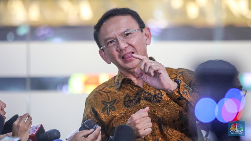 Mantan Komisaris Utama PT Pertamina, Basuki Tjahaja Purnama alias Ahok memberikan keterangan usai menjalani pemeriksaan sebagai saksi di Kejaksaan Agung (Kejagung), Jakarta, Kamis (13/3/2025). (CNBC Indonesia/Faisal Rahman) Mantan Komisaris Utama PT Pertamina, Basuki Tjahaja Purnama alias Ahok memberikan keterangan usai menjalani pemeriksaan sebagai saksi di Kejaksaan Agung (Kejagung), Jakarta, Kamis (13/3/2025). (CNBC Indonesia/Faisal Rahman)