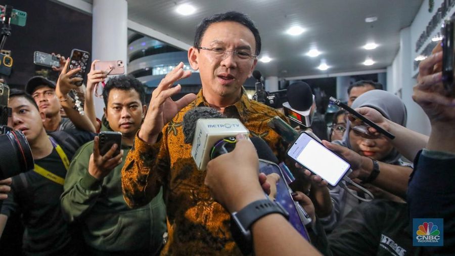 Mantan Komisaris Utama PT Pertamina, Basuki Tjahaja Purnama alias Ahok memberikan keterangan usai menjalani pemeriksaan sebagai saksi di Kejaksaan Agung (Kejagung), Jakarta, Kamis (13/3/2025). (CNBC Indonesia/Faisal Rahman)