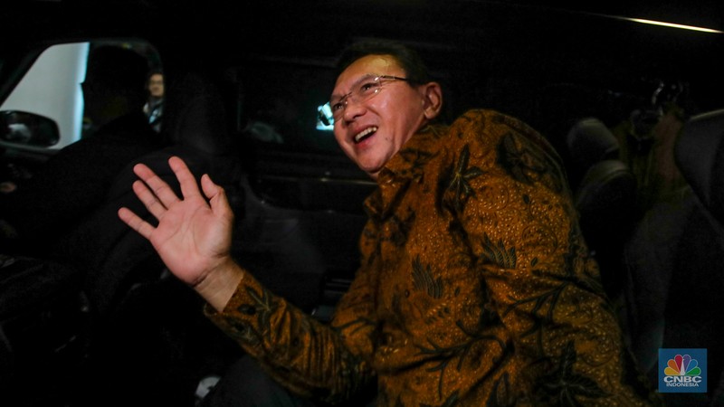 Mantan Komisaris Utama PT Pertamina, Basuki Tjahaja Purnama alias Ahok memberikan keterangan usai menjalani pemeriksaan sebagai saksi di Kejaksaan Agung (Kejagung), Jakarta, Kamis (13/3/2025). (CNBC Indonesia/Faisal Rahman) Mantan Komisaris Utama PT Pertamina, Basuki Tjahaja Purnama alias Ahok memberikan keterangan usai menjalani pemeriksaan sebagai saksi di Kejaksaan Agung (Kejagung), Jakarta, Kamis (13/3/2025). (CNBC Indonesia/Faisal Rahman)
