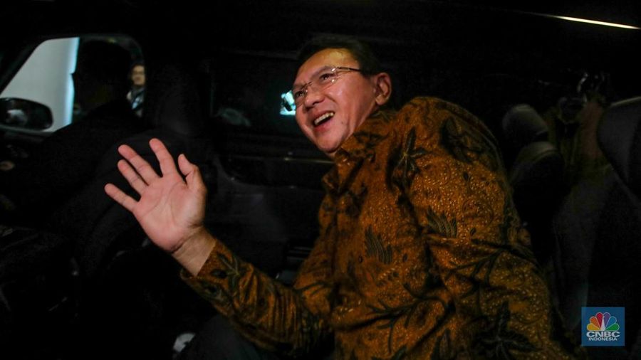 Mantan Komisaris Utama PT Pertamina, Basuki Tjahaja Purnama alias Ahok memberikan keterangan usai menjalani pemeriksaan sebagai saksi di Kejaksaan Agung (Kejagung), Jakarta, Kamis (13/3/2025). (CNBC Indonesia/Faisal Rahman)