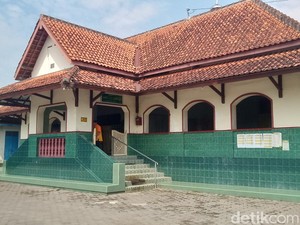 Kisah Masjid Kuno di Klaten yang Tetap Setia Memakai Jam Matahari